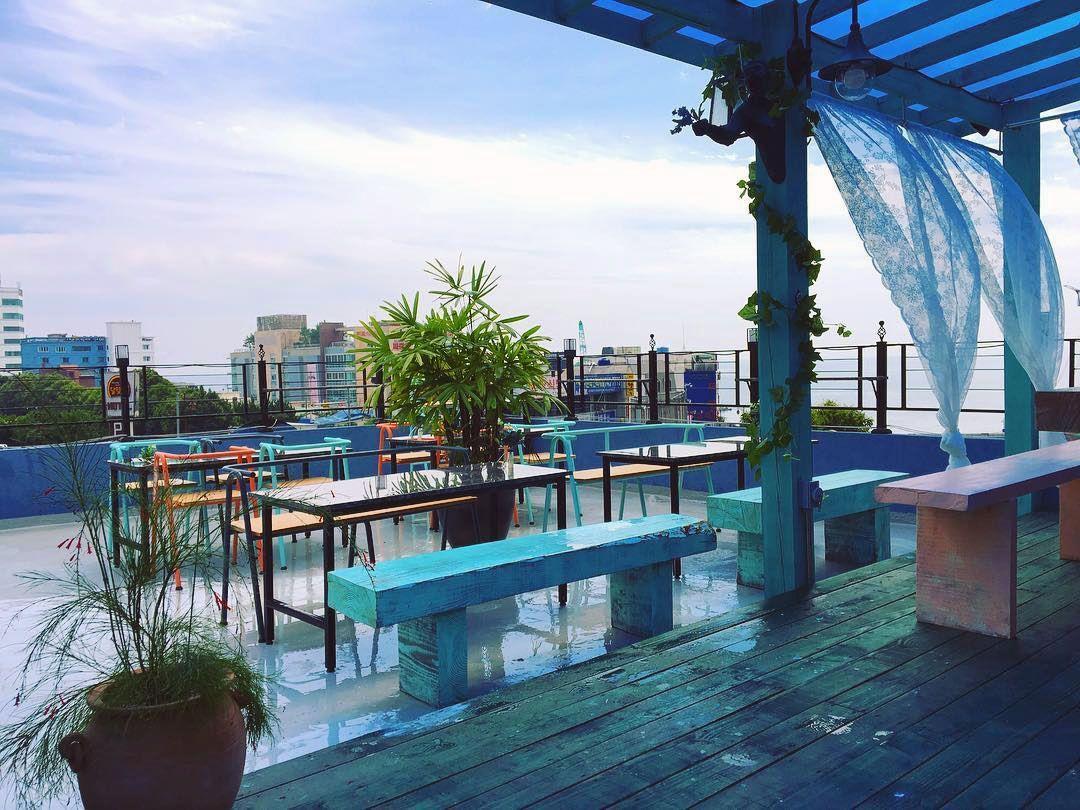 Nachbargasse mit Dekor und Pflanzen im Maison Cote, Busan.